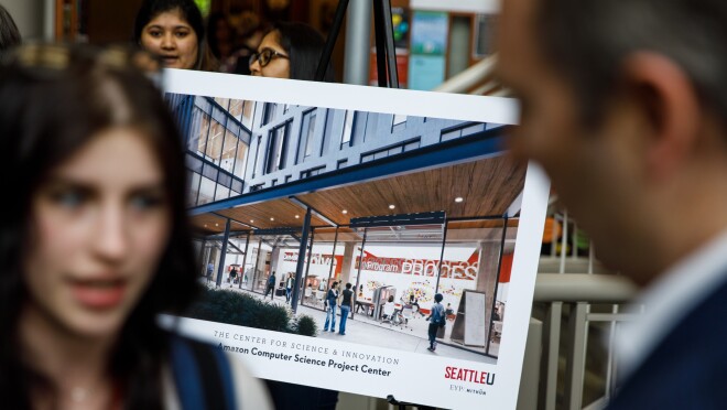 安迪雅西说一个女人,在未来的背景是一个呈现在西雅图大学科学和创新中心。