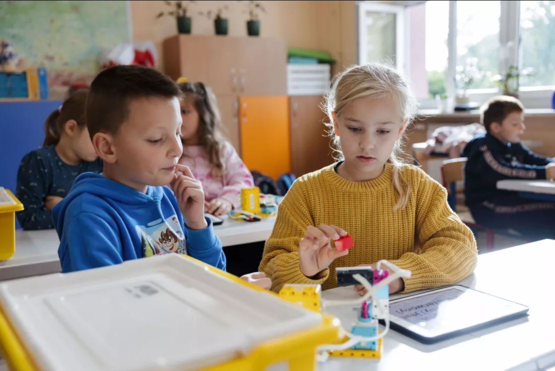 Schüler innen lernen Programmieren bei Meet and Code bild