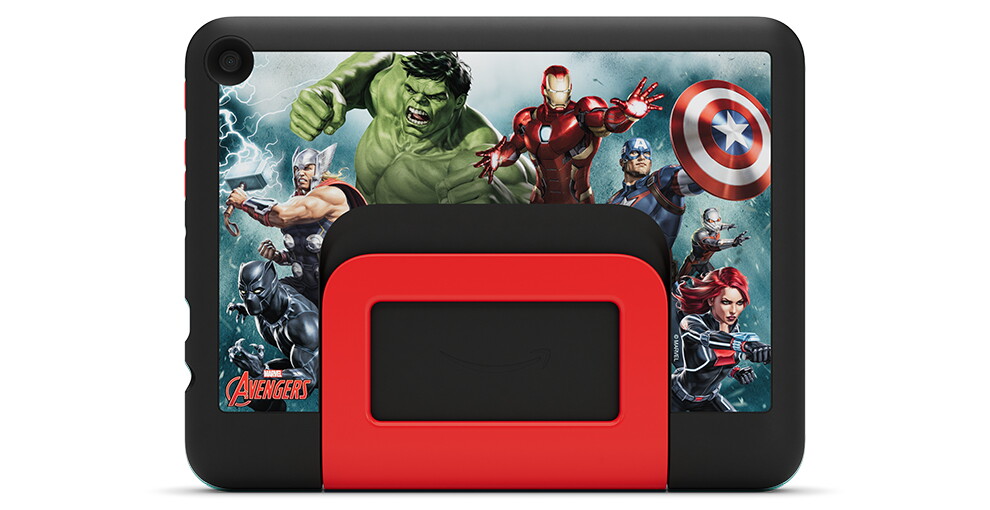 ブラックのタブレットの背面。全体にマーベルアベンジャーズの写実イラスト。左上隅にカメラレンズの穴。