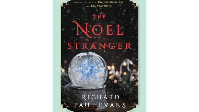 《诺埃尔·陌生人》的封面在前景中展示了一个雪花球,雪花落在一个巨大的水晶雪花周围。背景是花环,配上圣诞彩灯,雪花飘落在现场。书名是红色的,作者的名字是白色的。