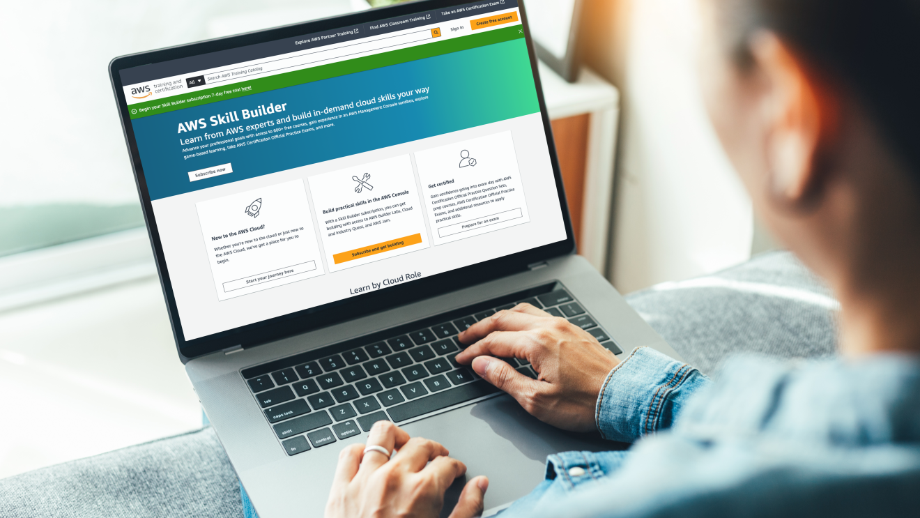 Persona desenfocada delantes de un ordenador portátil con la web de AWS Skill Builder. 