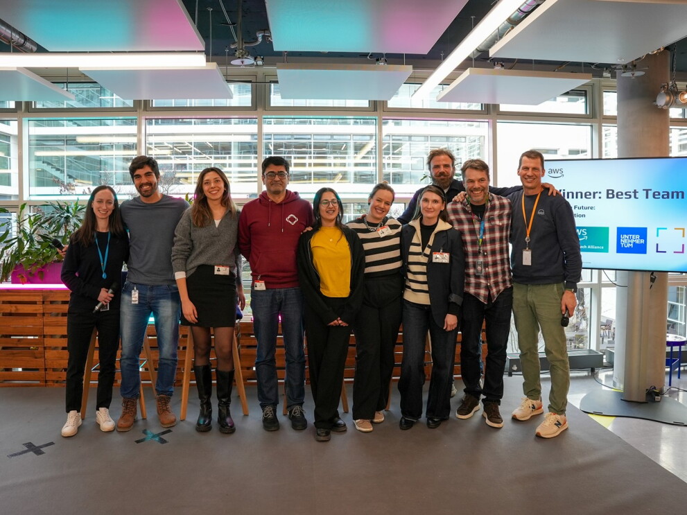 Hanna Morgenstern, Igor Araujo, Göksu Güz, Haris Jabbar, Amber Rafique, Maria Tiergarten, Nuriia Akbasheva, Elmar Husmann und die beiden Moderatoren Philip Pretele (Startup & Ecosystem Evangelist bei UnternehmerTUM) und Lars Schmitz (Digital Innovation Lead bei AWS). 
