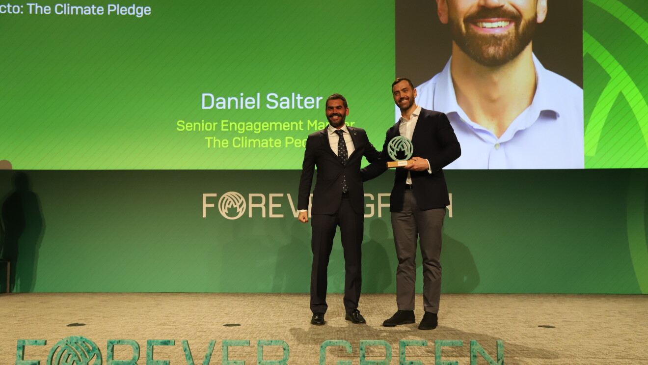 El Real Betis reconoce a The Climate Pledge con el Premio Forever Green al Fomento de la Colaboración Global por el Clima