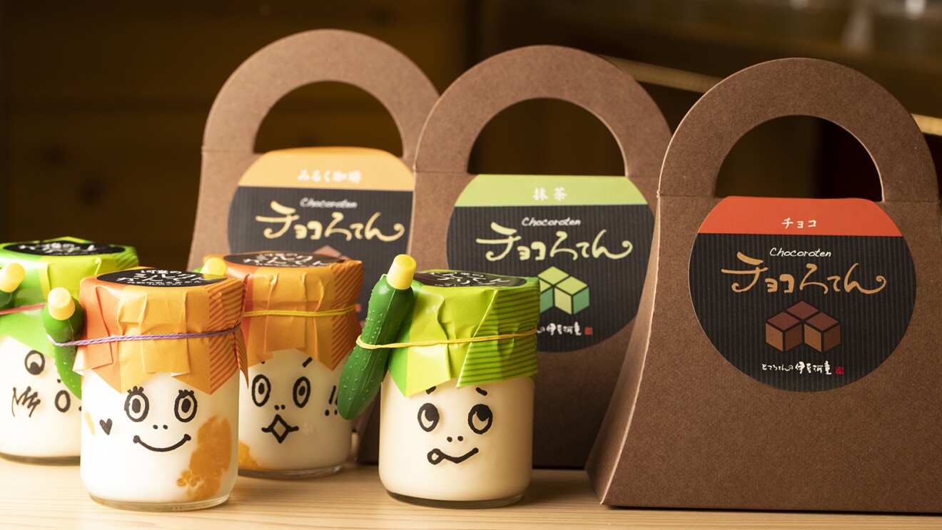 瓶に目や口を書き、フタを河童の髪に見立てた河童のプリンと、チョコろてんが並ぶ写真