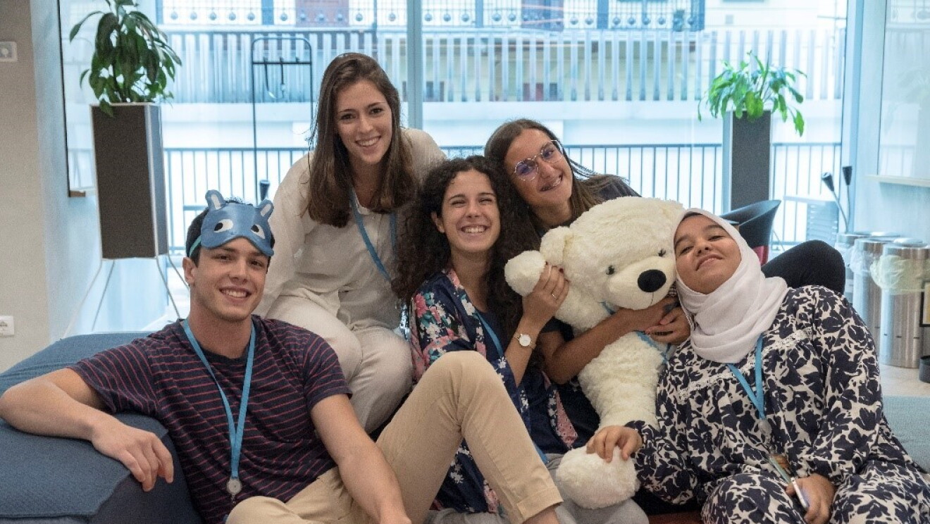 Italian teams having fun with “Goldy”, giant teddy bear mascot of the event 
