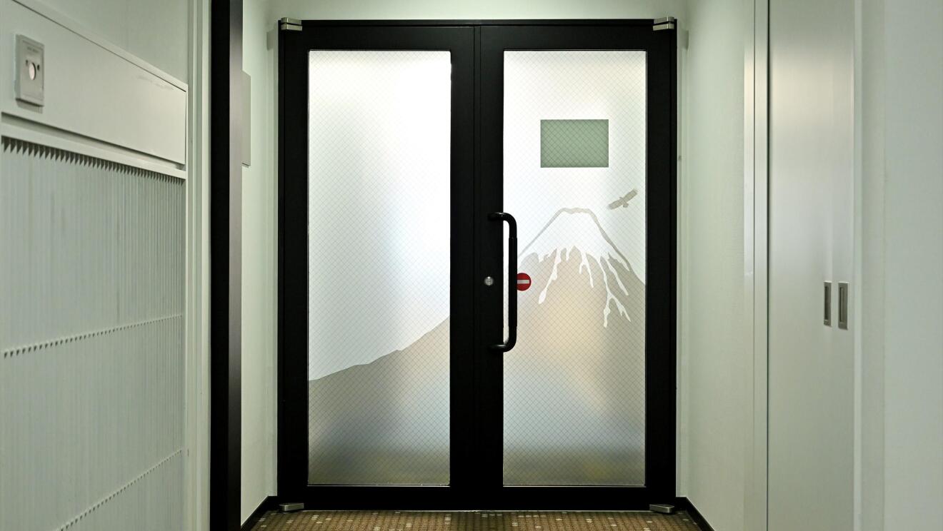 ドアのガラス面に富士山のシルエット