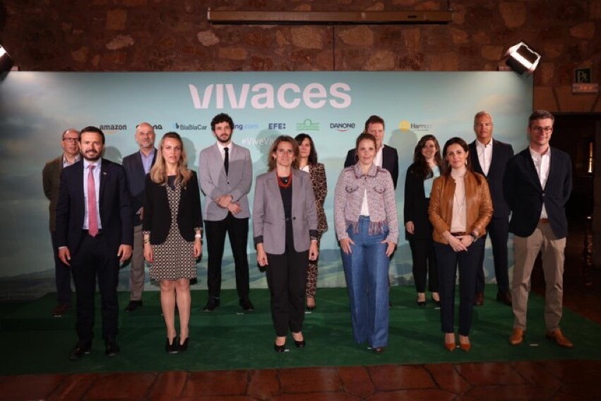 Foto del la firma de la alianza empresarial de Vivaces con todos sus protagonistas. En un fondo verde con las letrasVivaces en blanco y los logos de las empresas aparecen 13 personas de pie posando para la foto. 7 hombres y 6 mujeres. 