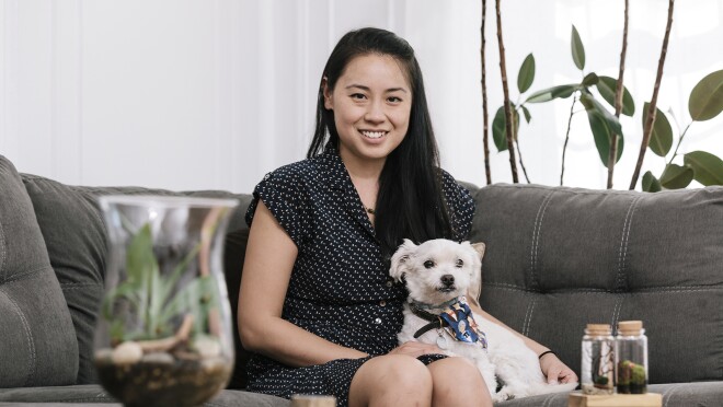 手工制作的小型企业卖家在亚马逊对着镜头微笑