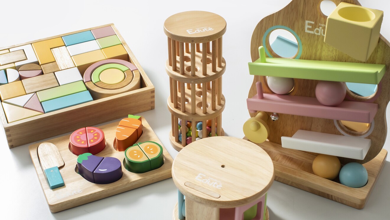 積み木や野菜をカットするおもちゃなどの木製おもちゃ