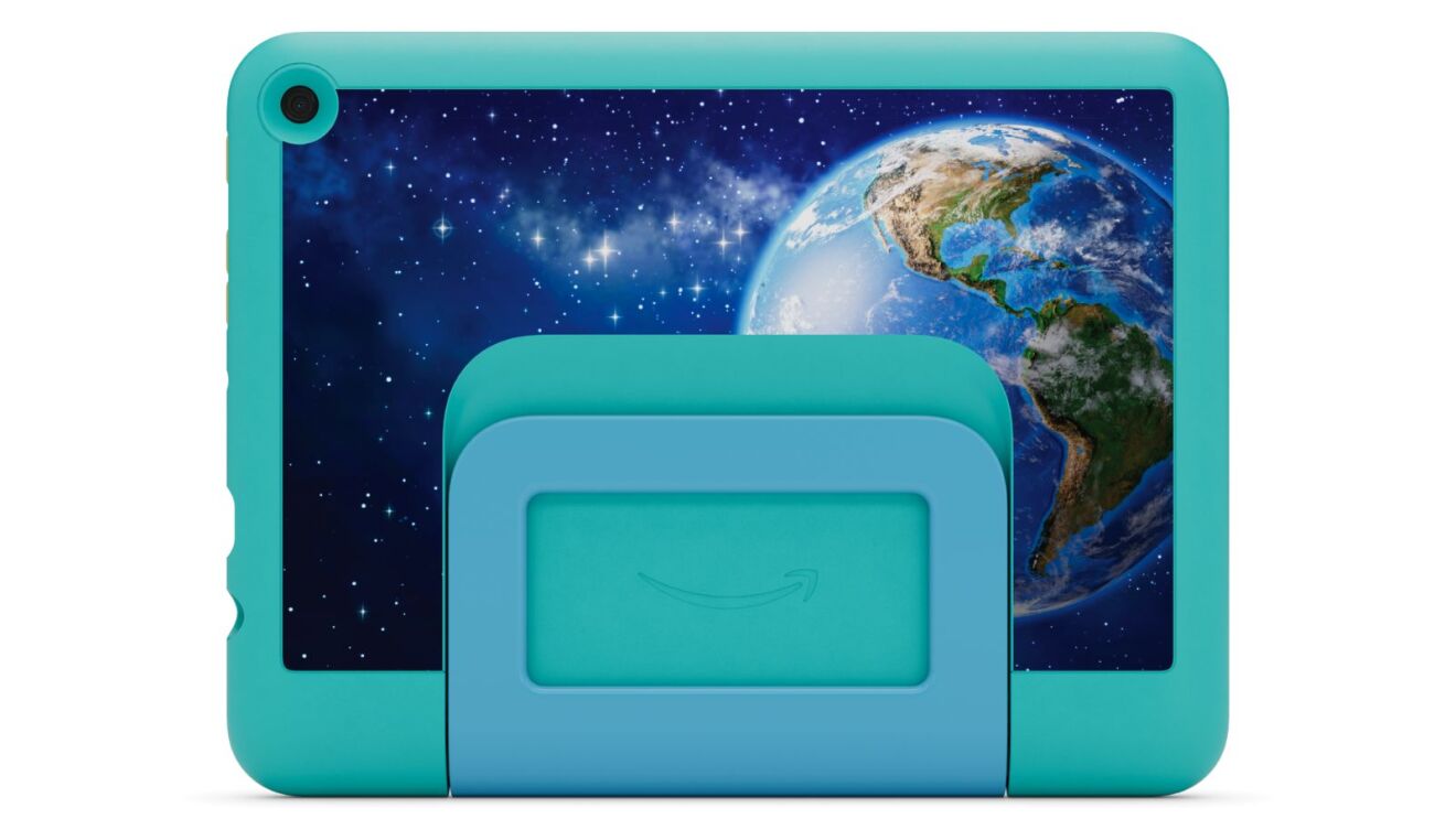 宇宙に見られる地球のイラストが描かれたケースを付けたタブレットの裏側が置かれている。