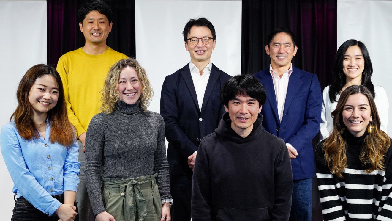 メンバーが笑顔で集合写真