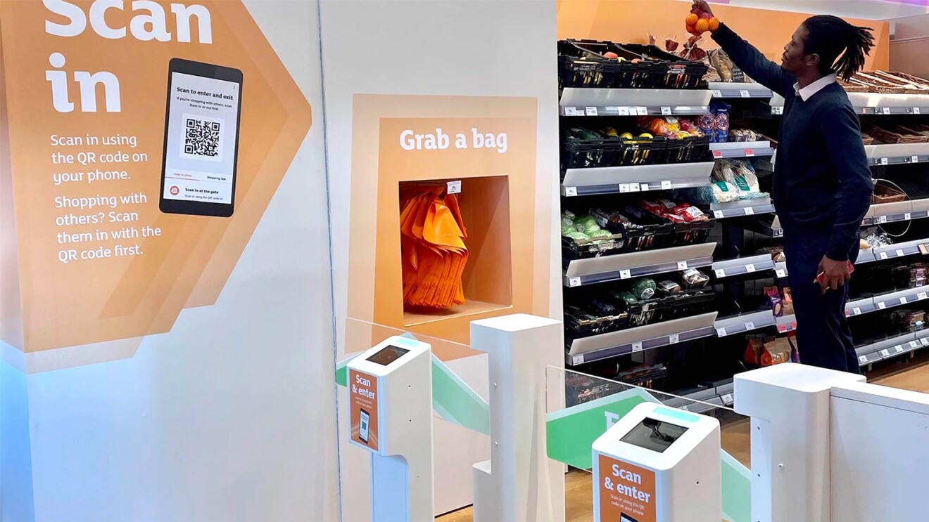 Um homem faz compras em uma loja Amazon Go. A foto foi tirada da entrada da loja