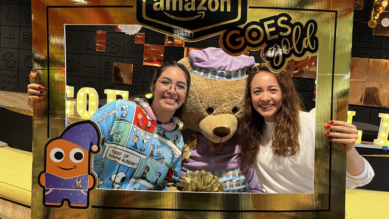 Amazonians vestidos con pijamas haciéndose una foto en un photocall. 