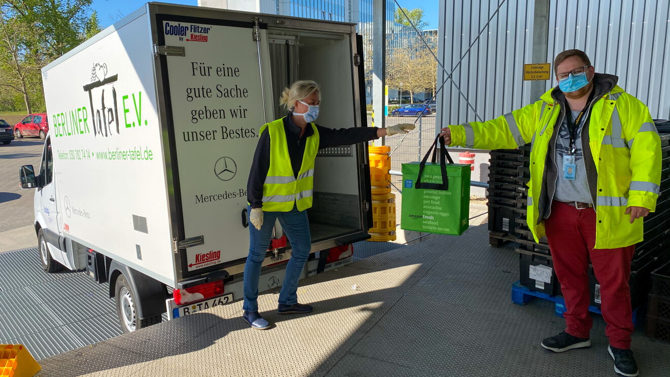 Berliner Tafel Lieferwagen bei der Abholung der Lebensmittel