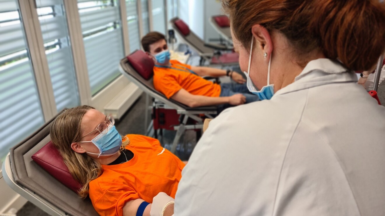 Amazon Mitarbeiter:innen bei der Blutspendeaktion in Bayern.