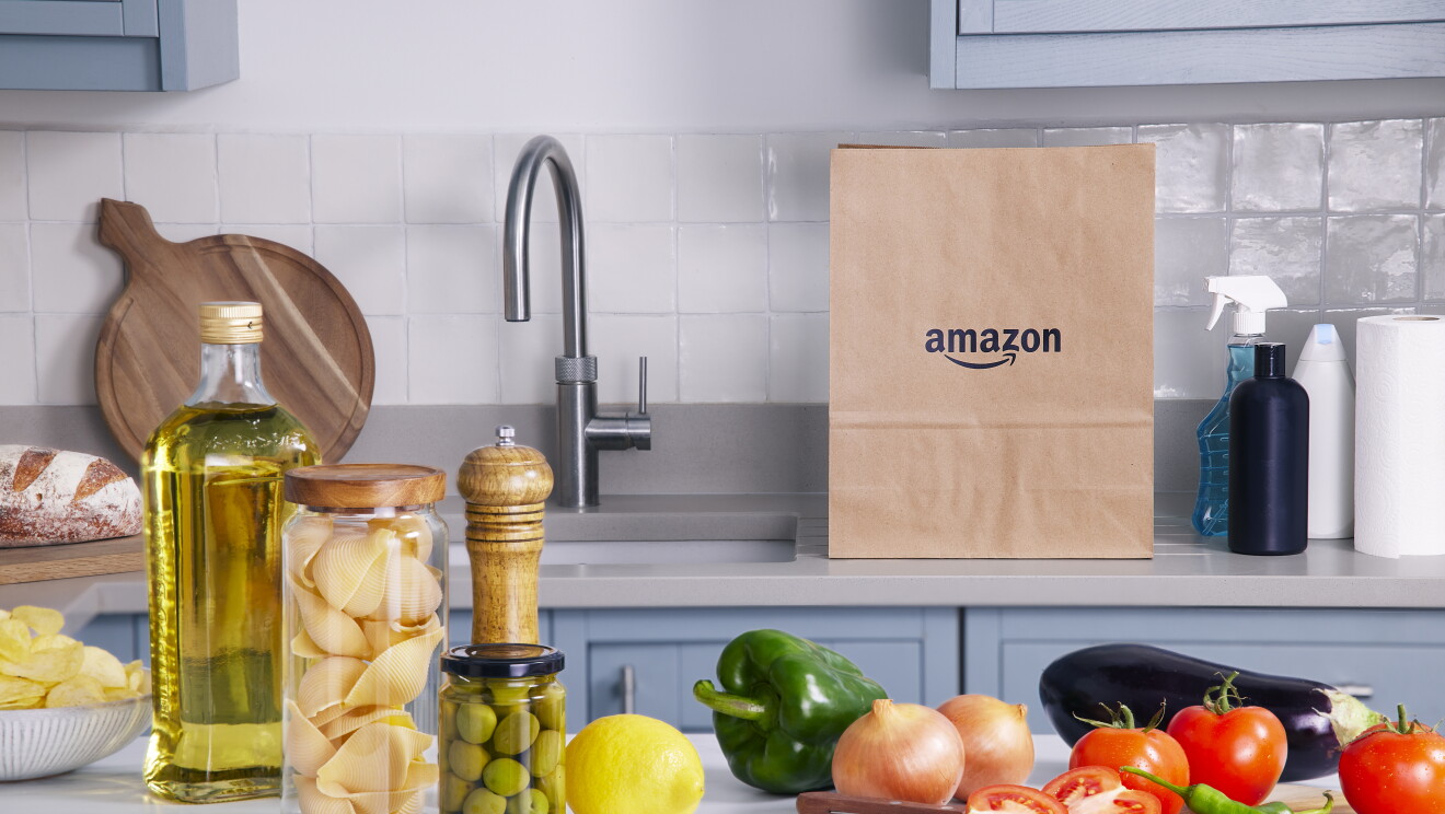 Foto de una compra en Amazon Fresh. Toda la comida perecedera está en una cocina. 