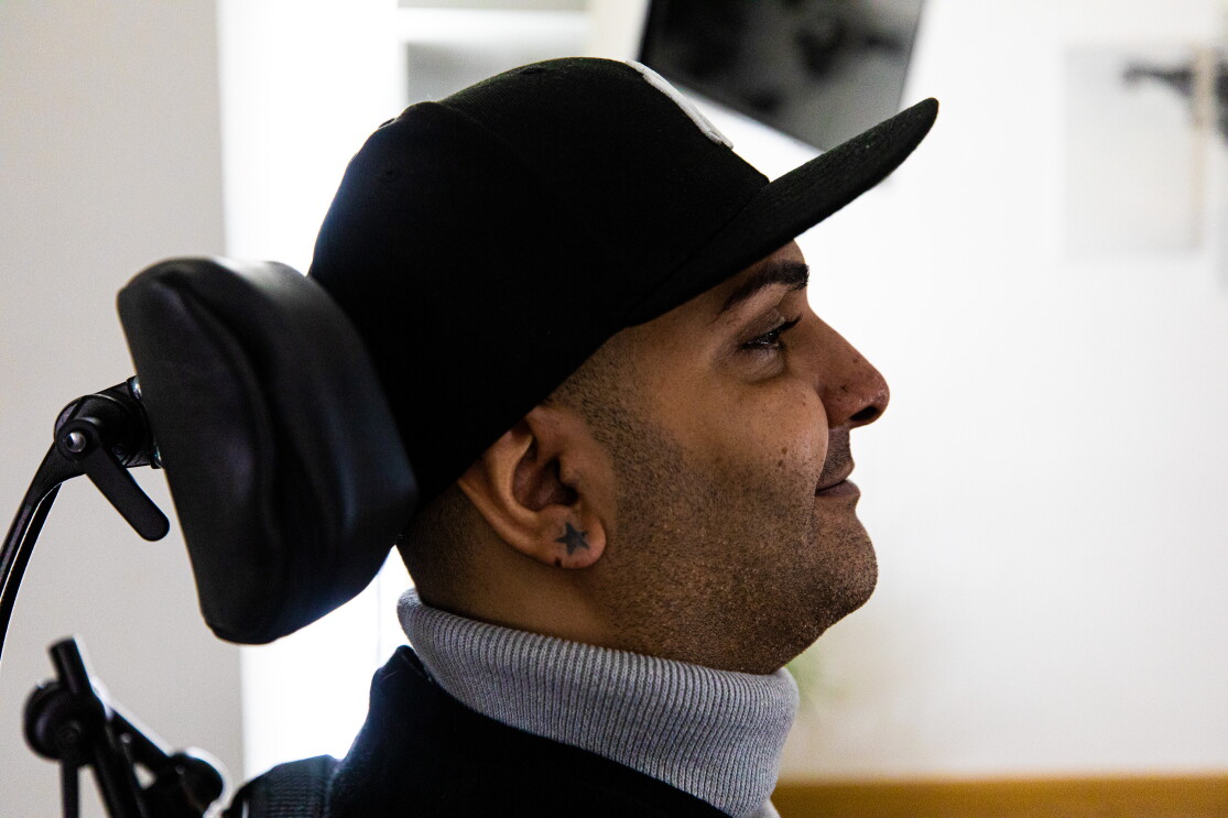 Hamoun Kamai wird im Alltag von Alexa unterstützt.