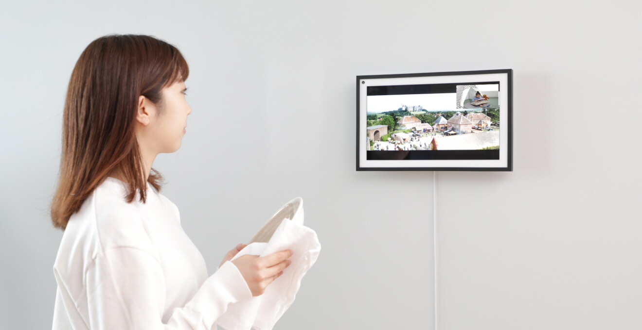 Echo Show 15の画面の隅に子ども部屋の様子が映り、家事をしたり動画を見ながら見守っている写真。