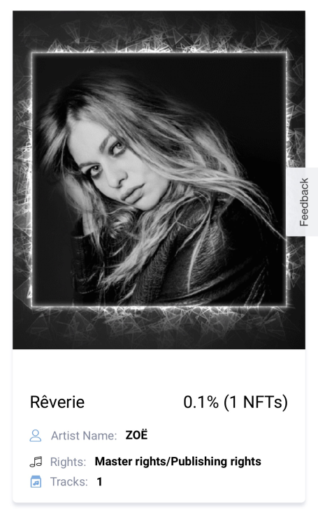 Schwarz-weiß Bild von Sängerin Zoe. Sie hält den Kopf nach vorne geneigt und blickt in die Kamera, Screenshot des NFTs zum Song Loin d'ici, von der Webseite von Global Rockstar.