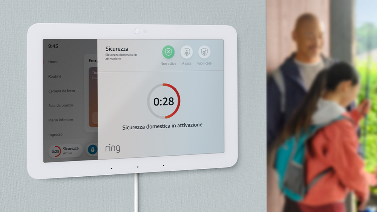 Dispositivo Echo Hub appeso ad un muro