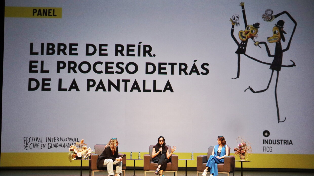 Escenario del Festival Internacional de Cine de Guadalajara. De fondo el cartel del festival y en el escenario tres mujeres, Sofía y Saskia Niño de Rivera y Ximena Urrutia.
