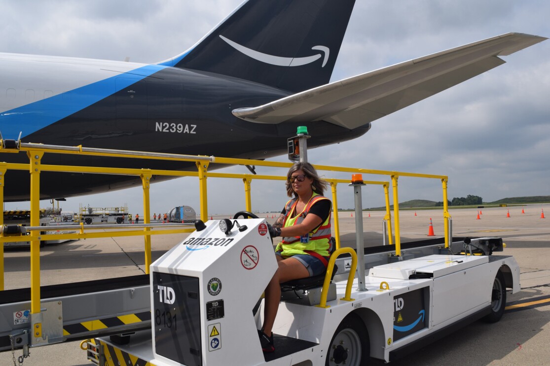 An image of a Kentucky Air hub employee working with the equipment in the loading zone.