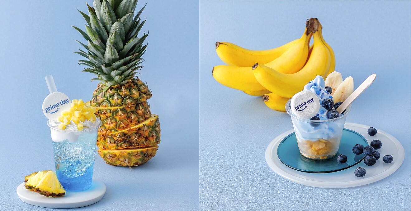 水色の背景にパイナップルがあり、その横に青いドリンク。バナナの横には青いソフトクリームにブルベリーがちりばめられているパフェ