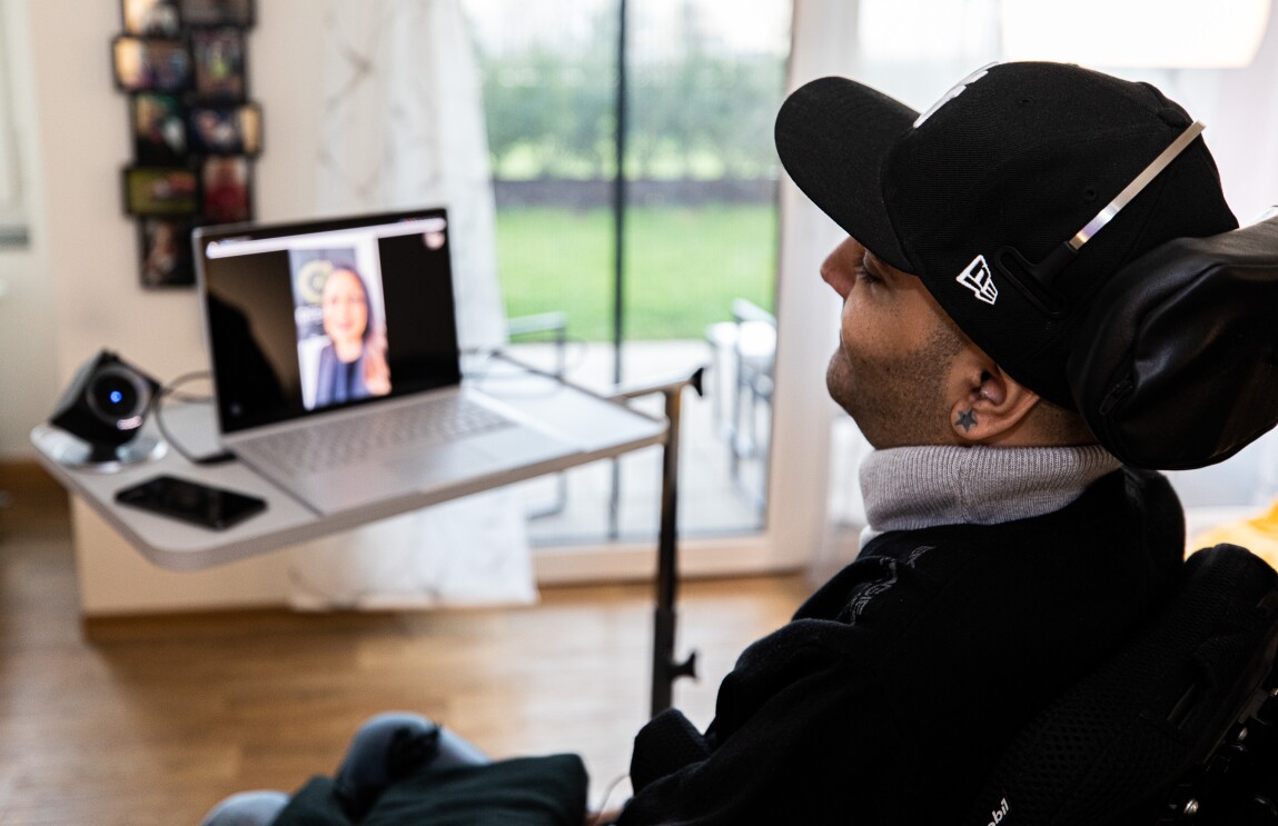 Hamoun Kamai wird von Amazons Sprachassistentin Alexa im Alltag unterstützt.