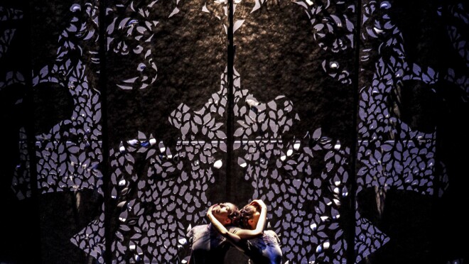 《BeginAgain》的背景,由zoe / juniper创作,由Celeste Cooning创作