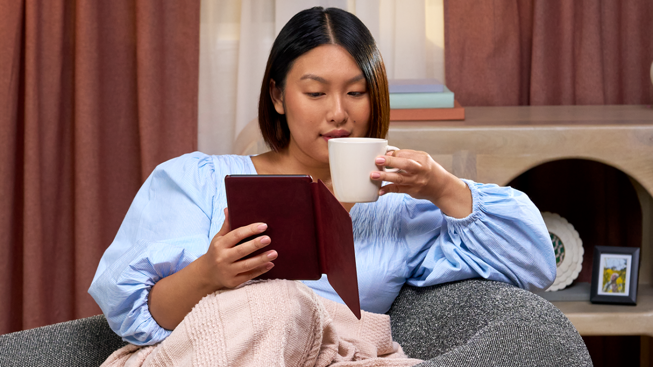 Mujer leyendo en un Kindle