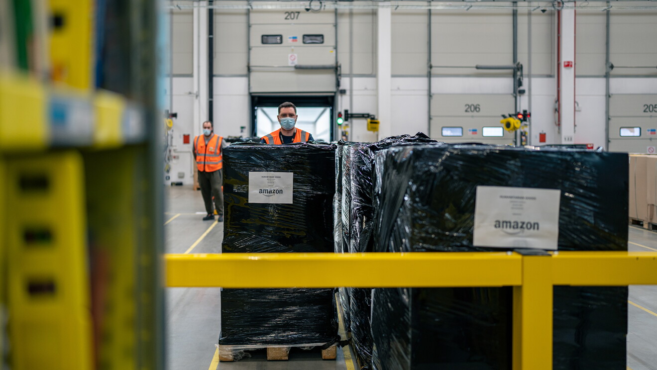 Dipendenti Amazon movimentano pallet con i beni donati a favore dei rifugiati ucraini nell'hub umanitario in Slovacchia