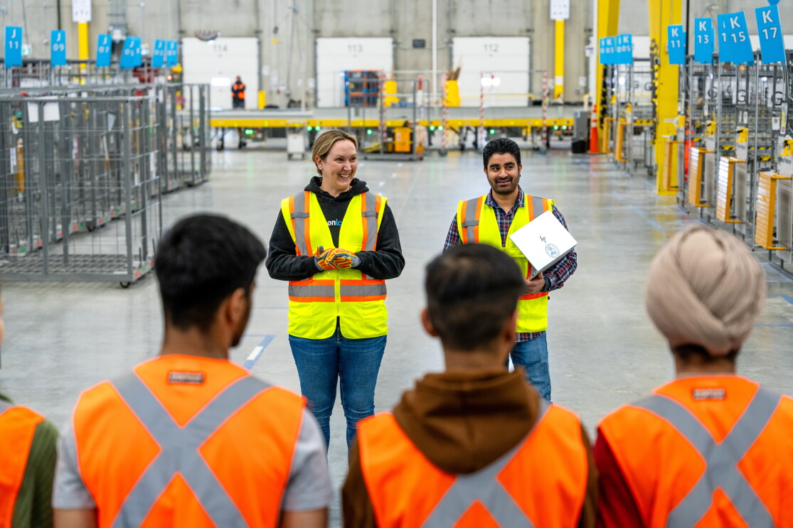 Angela Spehar, Directrice régionale des services de santé et sécurité au travail pour Amazon Logistics (AMZL) Canada, supervise les programmes en la matière pour les employés qui travaillent dans le réseau de livraison de l’entreprise, soit plus de 30 centres de livraison d’un océan à l’autre. 