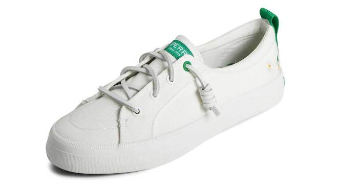 夏天白色波峰氛围运动鞋的形象。