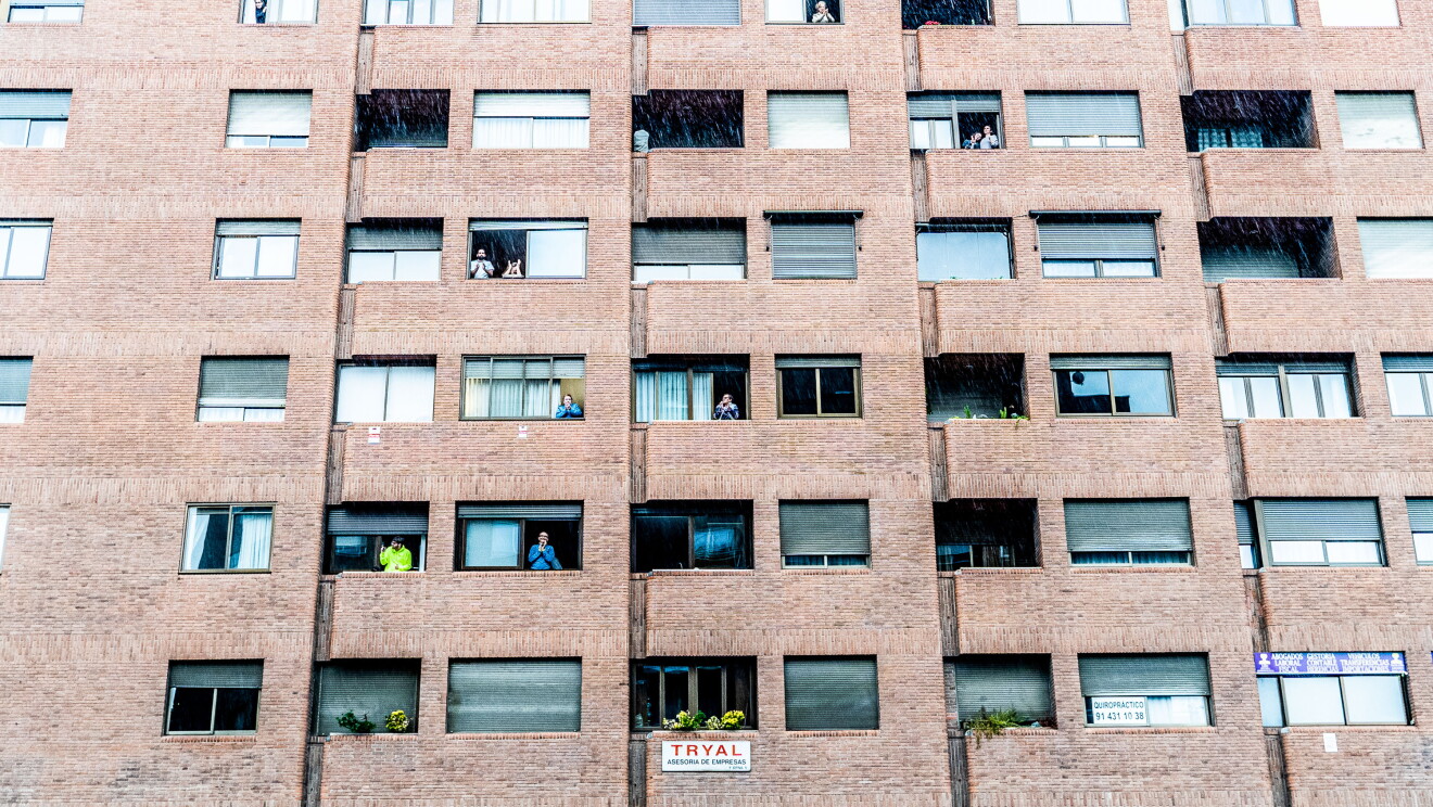 #SeriesDesdeMiBalcón visitó la plaza Felipe II en el distrito de Salamanca el jueves 16 de abril. En la foto aparece un edificio de color marrón con gente en las terrazas y en las ventanas.