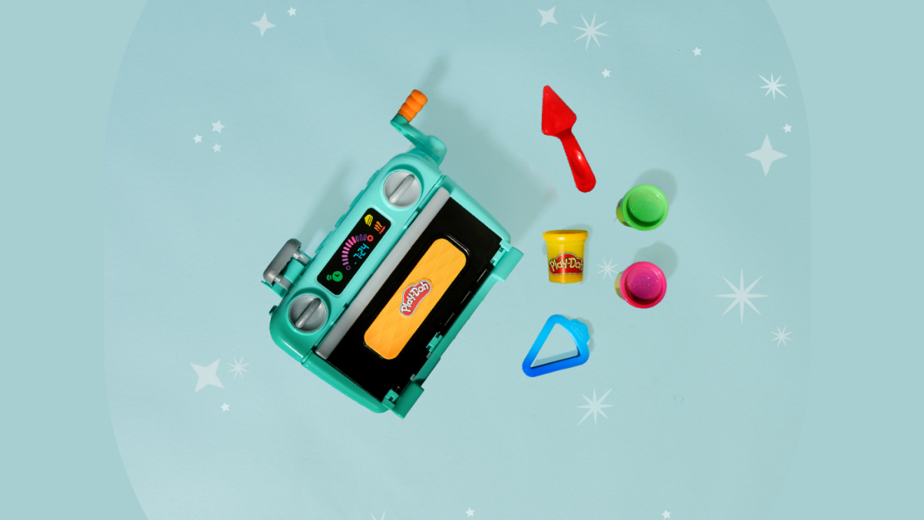Radio-cassette turquoise entourée de pots de pâte à modeler Play-Doh et d'outils de modelage