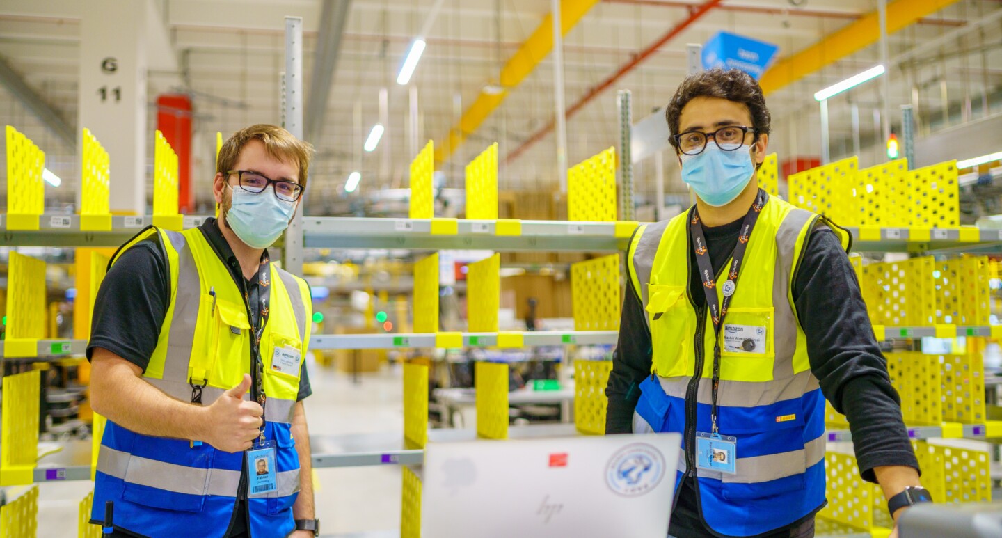 2 Mitarbeiter im Logistikzentrum