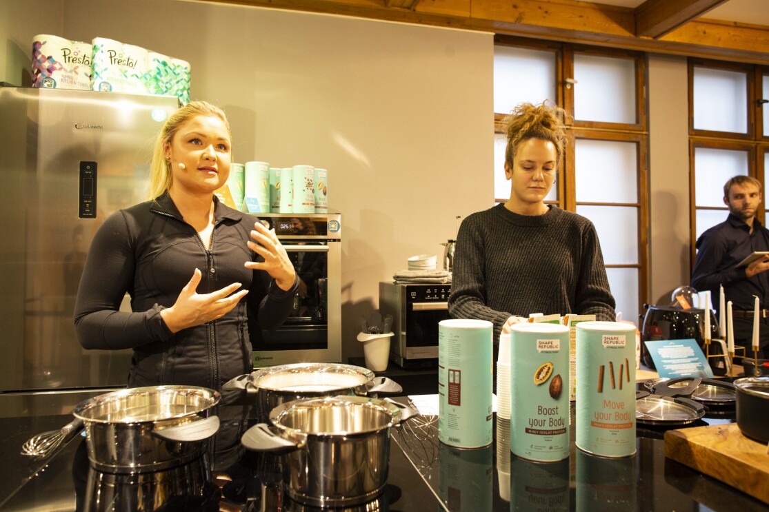 Sophia Thiel im Amazon Pop-up Store #HomeOfChristmas im Gespräch mit den Besuchern.