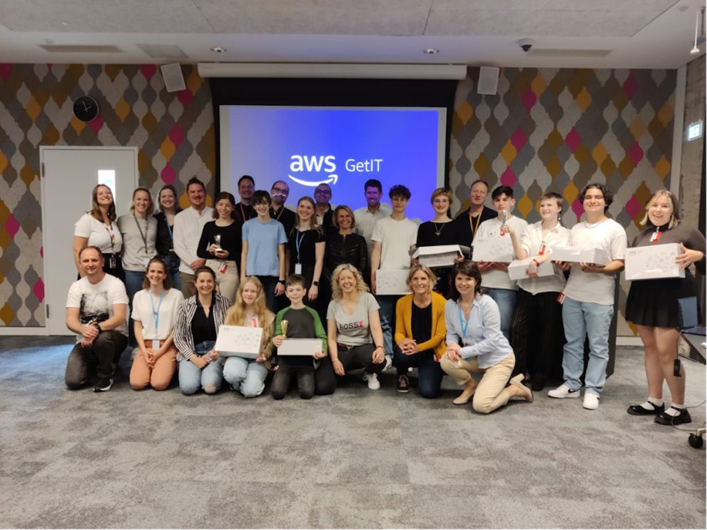 Gruppenbild der teilnehmenden Schüler:innen, Lehrkräfte, Juroren und dem AWS GetIT Team in Berlin.