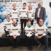 Employés d'Amazon YVR3 posant avec des maillots Amazon.