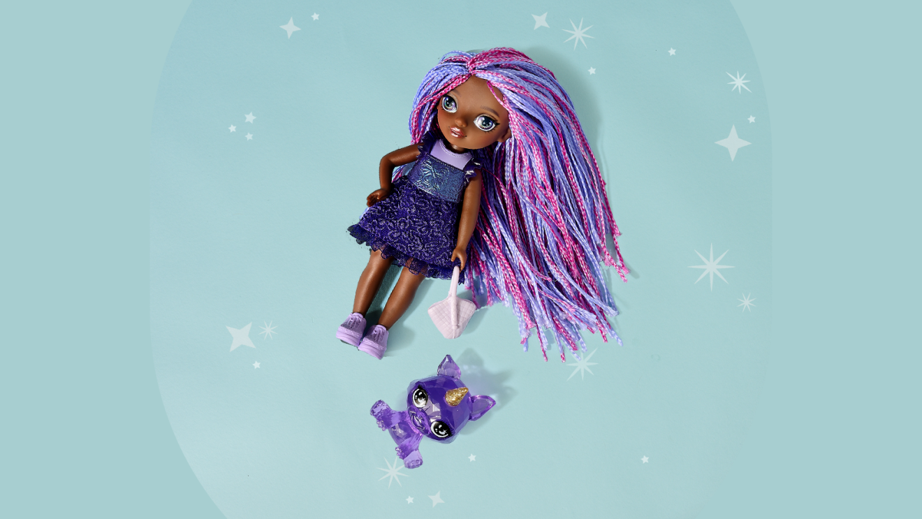 Poupée aux cheveux éclatants violets et roses, vêtue d'une robe violette