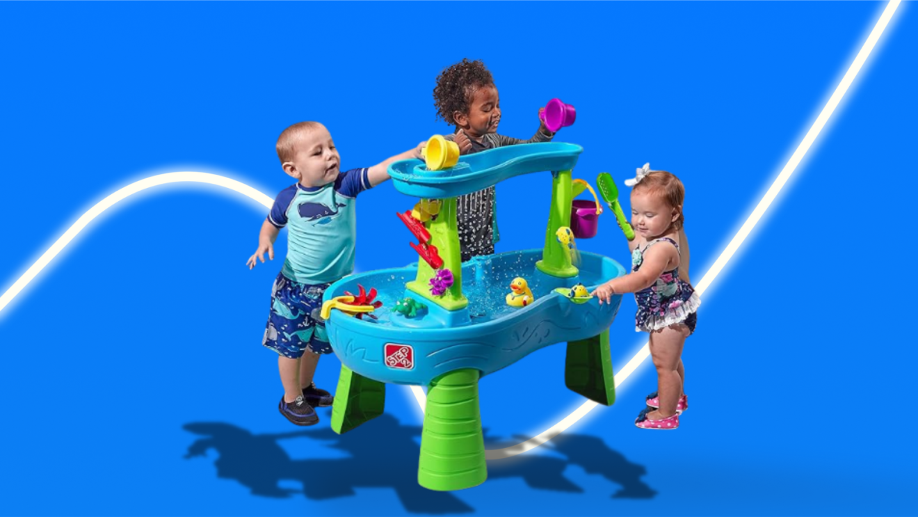 Kinder spielen am Wasserspieltisch