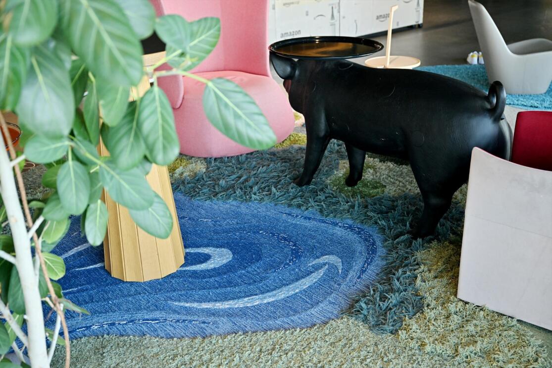 水色のカーペットの中にAmazonのスマイルロゴが見える。その周囲にはさまざまな家具