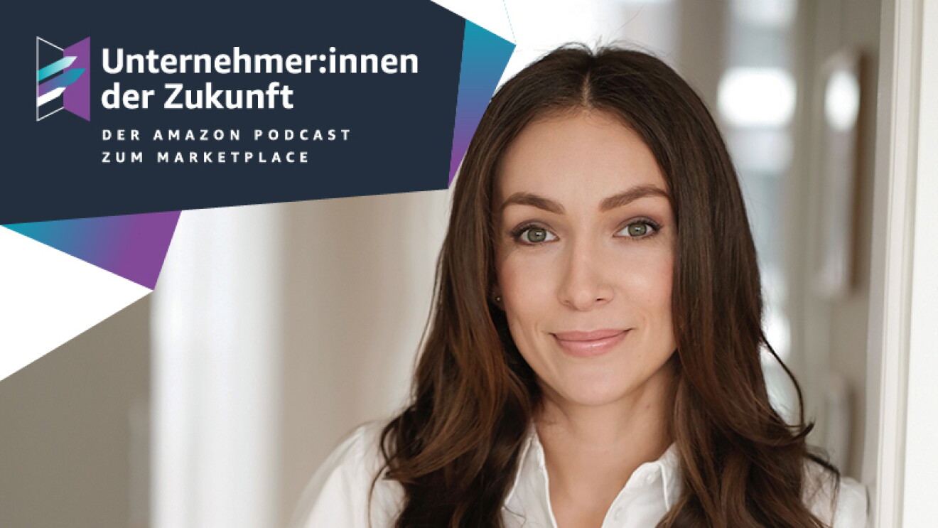 Eine Frau mit braunen langen Haaren und einer weißen Bluse lächelt in die Kamera.