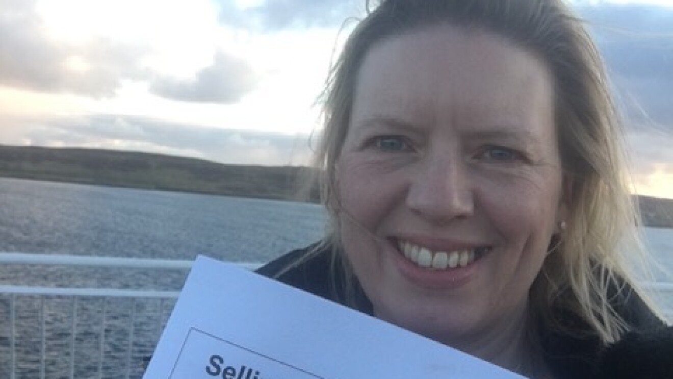 Karen Riddick holding booklet on Selling on Amazon