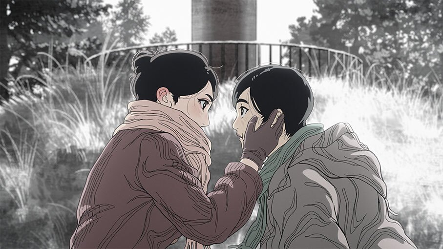 草地と灰色の柱の前で、見つめあう2人のアニメキャラクター。2人ともマフラーを巻いて厚着をしている。左側の女性が右側の少年の頬に手を添えている。