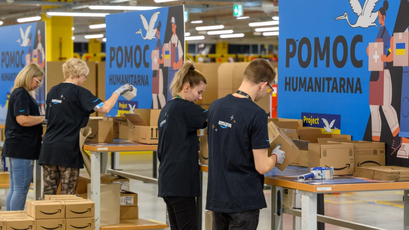 Pomoc humanitarian volunteers help in ukraine 