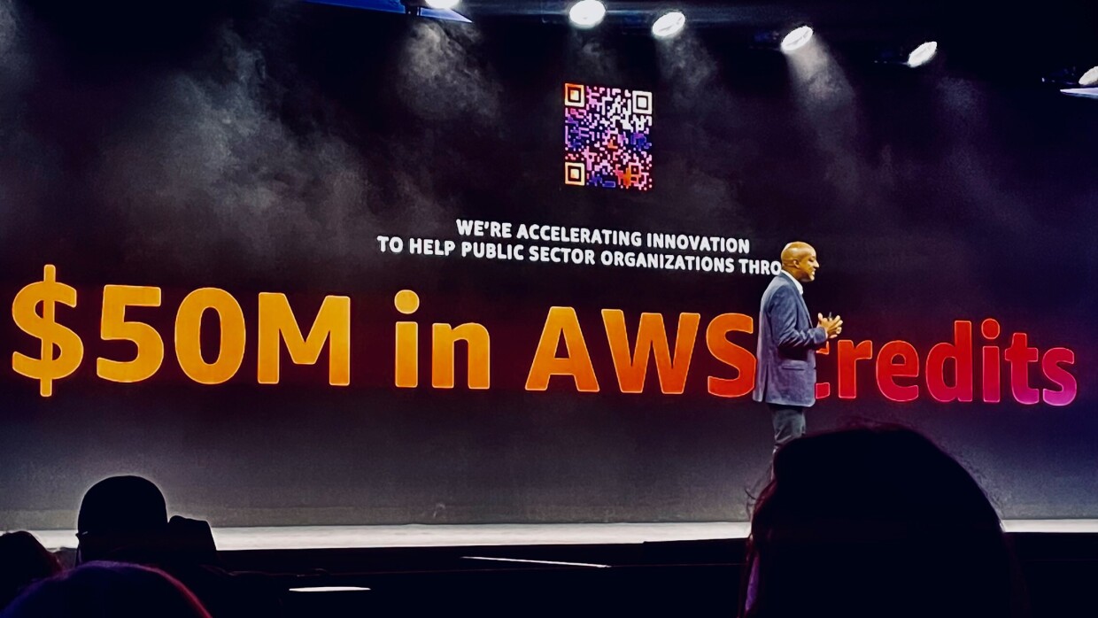 Foto de Dave Levy en el anuncio de la iniciativa de impacto de Inteligencia Artificial Generativa.