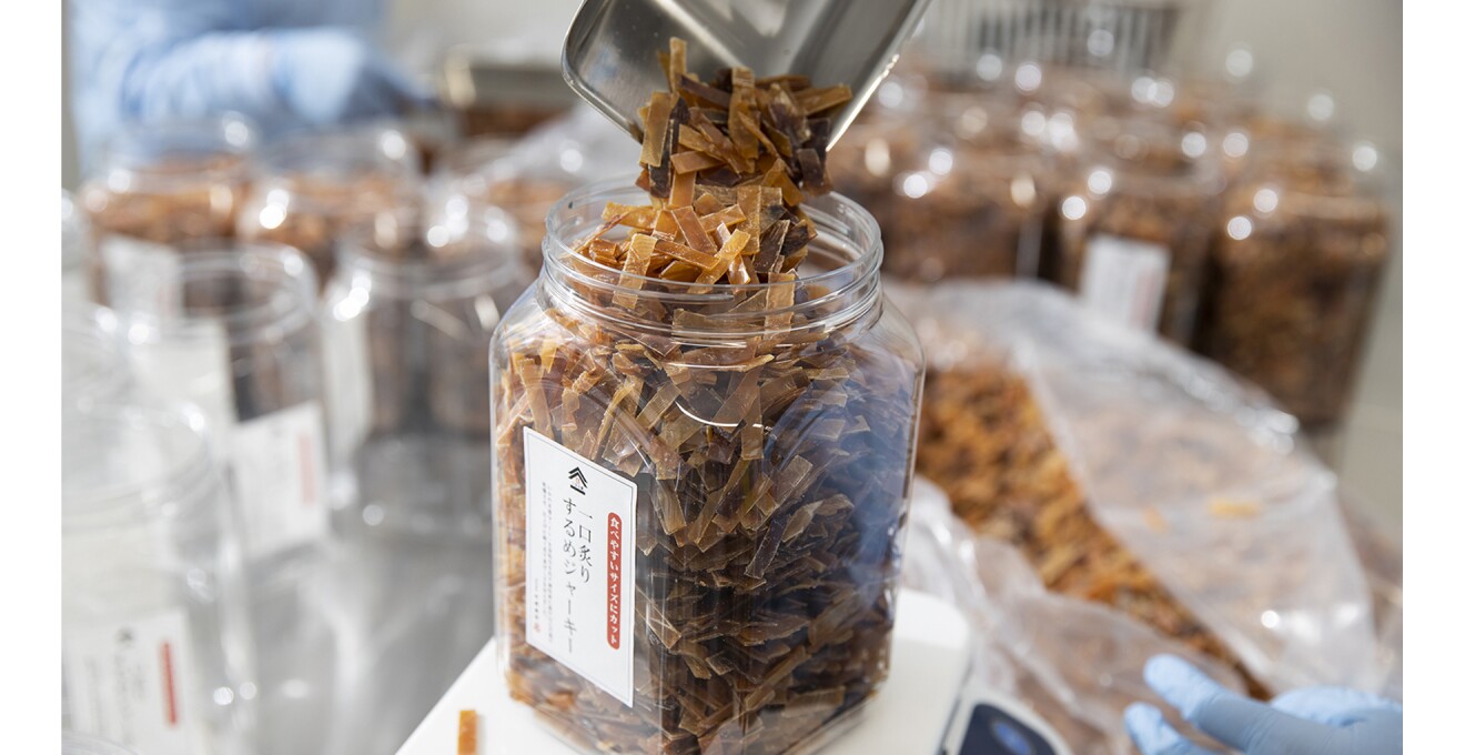 透明な容器に詰められた、するめジャーキー