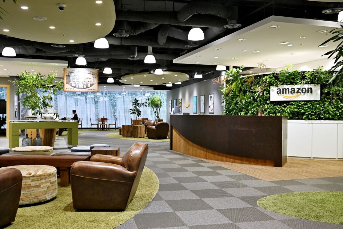 Amazonのロゴがかかっている受付エリア。奥に窓が見える