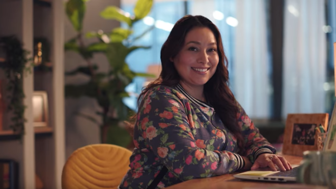 一个女人的形象在AWS工作